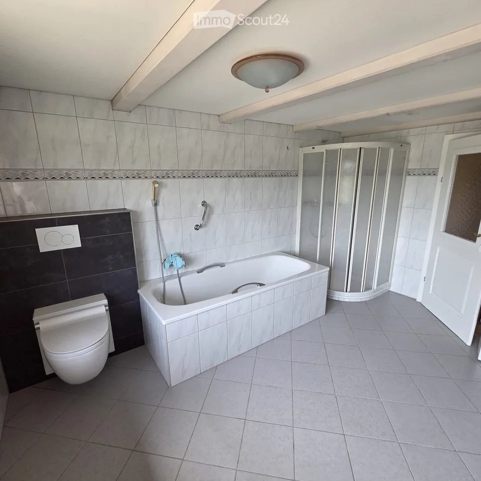 Charmant appartement rénové de 4 pièces dans un immeuble ancien sur la Hauptstrasse à Au SG