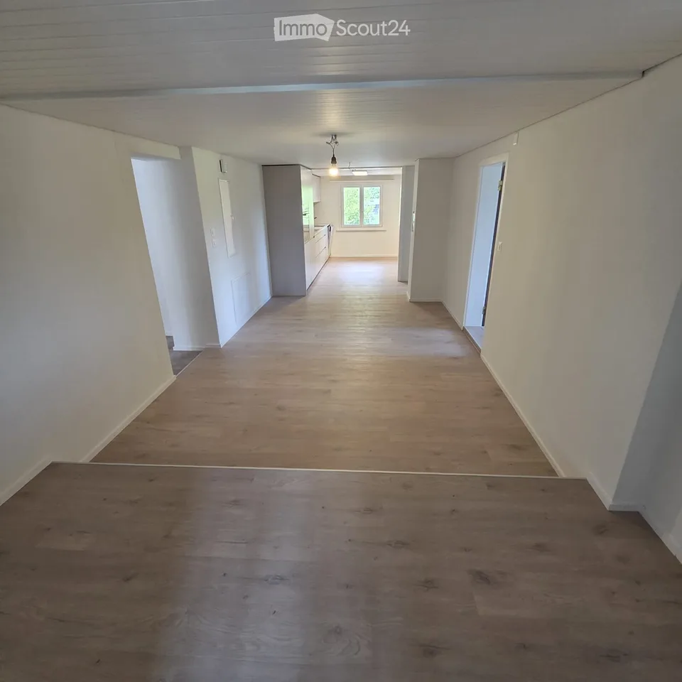 Charmant appartement rénové de 4 pièces dans un immeuble ancien sur la Hauptstrasse à Au SG