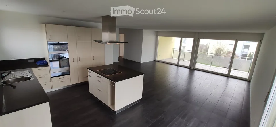 Helle 5.5-Zimmer-Wohnung mit Balkon und schöner Aussicht in Düdingen