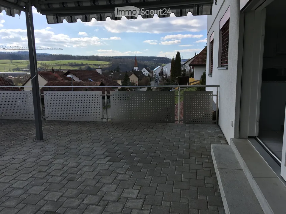 Attraktive 4-Zimmer-Wohnung mit Gartenterrasse, Garage / Nähe öffentliche Verkehrsmittel