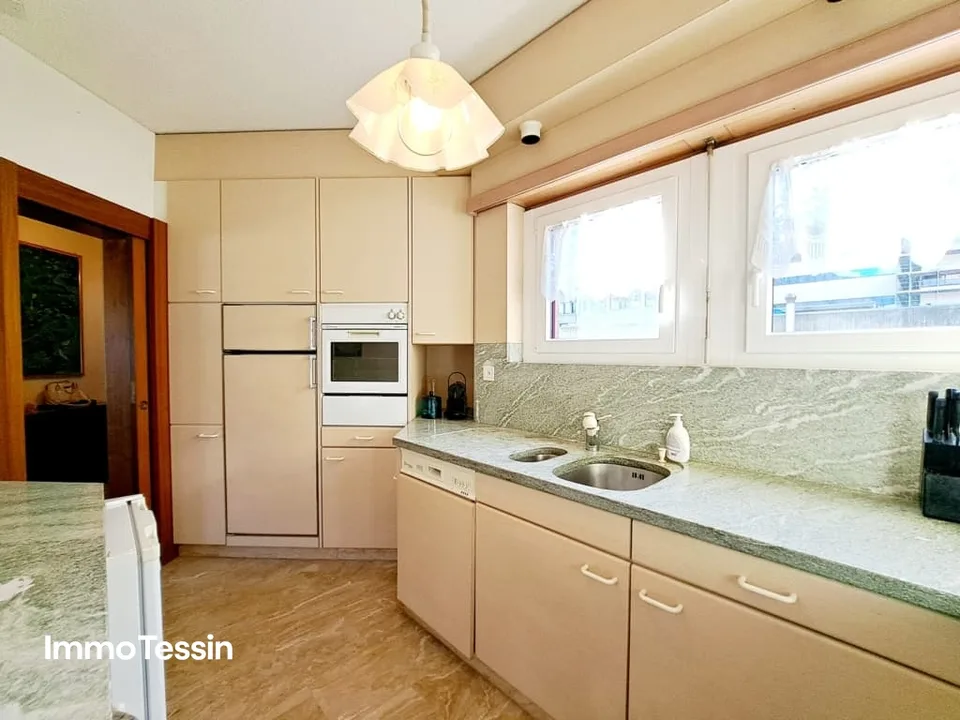 GELEGENHEIT: Luxuswohnung an top Lage mit Pool & Seesicht über Lugano auf den Lago Lugano