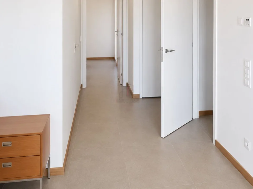 Exclusive 4.5 Room Apartment with Balcony in Renovated Residence