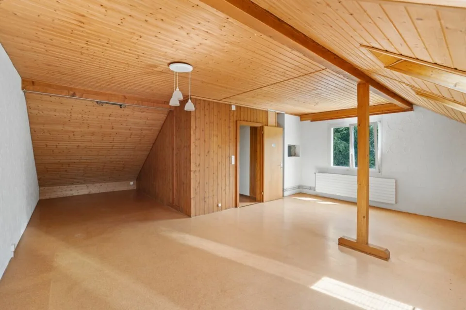 Maison d'angle de 5,5 pièces avec grand jardin et potentiel