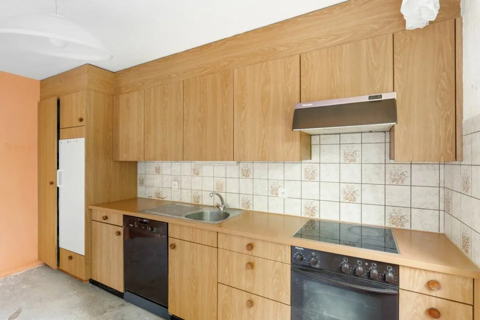 Maison d'angle de 5,5 pièces avec grand jardin et potentiel
