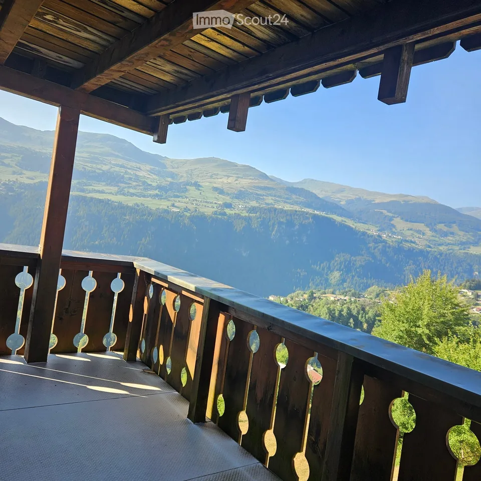 Gemütliche 2-Zimmer-Wohnung mit Balkon und Aussicht in Andiast