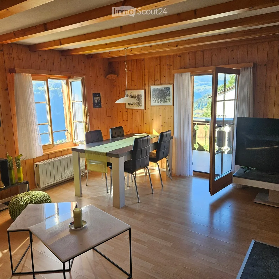 Gemütliche 2-Zimmer-Wohnung mit Balkon und Aussicht in Andiast