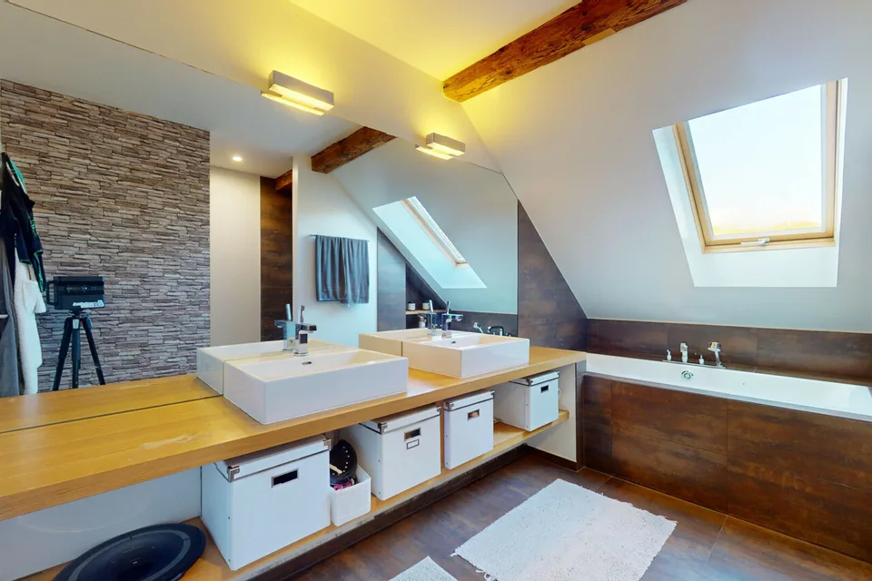 Magnificent renovated farm with 3 apartments and a horse stable