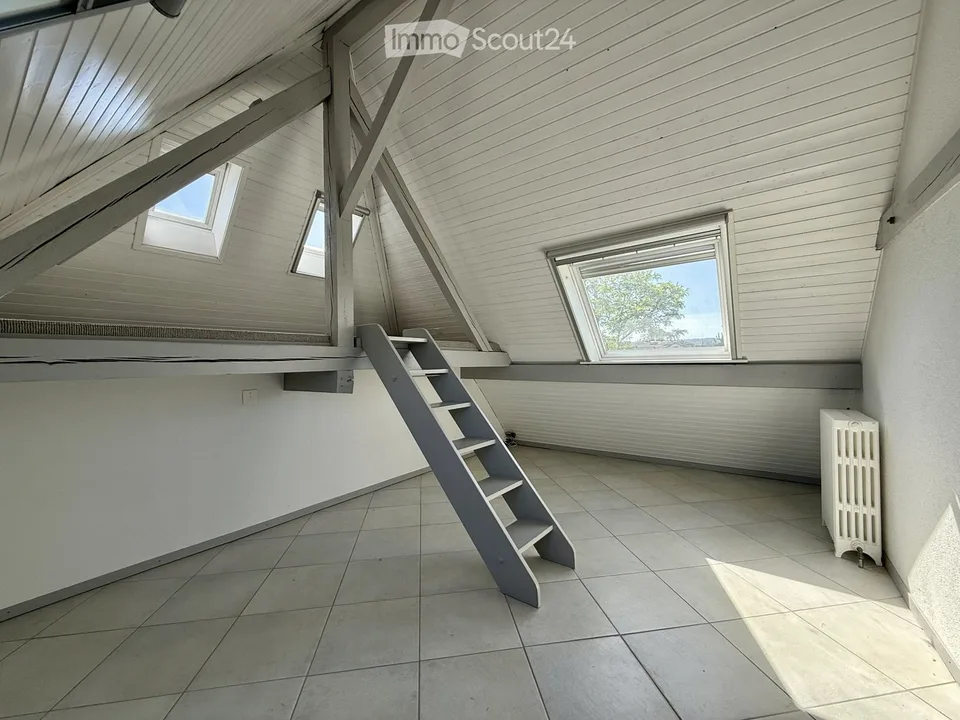 Appartement sous les toits avec accès jardin