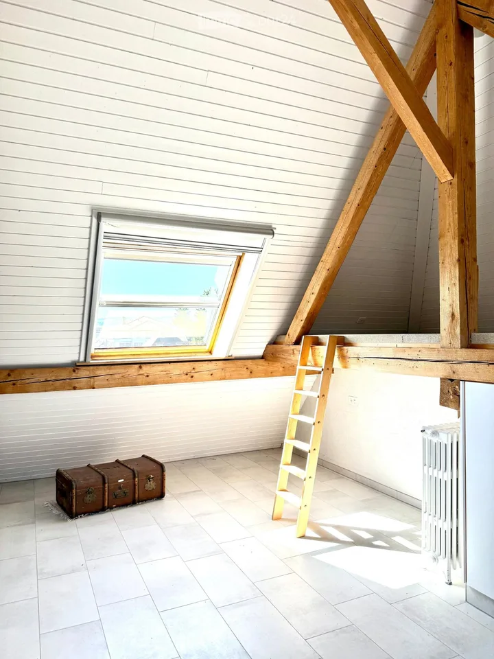 Appartement sous les toits avec accès jardin
