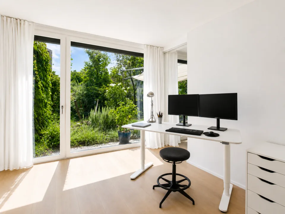Oasis de jardin ensoleillée avec beaucoup d'espace