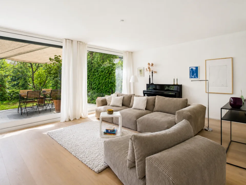 Oasis de jardin ensoleillée avec beaucoup d'espace