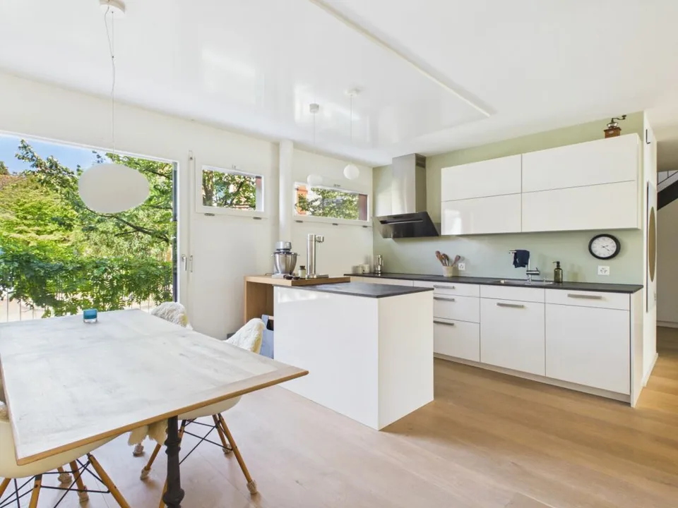 Oasis de jardin ensoleillée avec beaucoup d'espace
