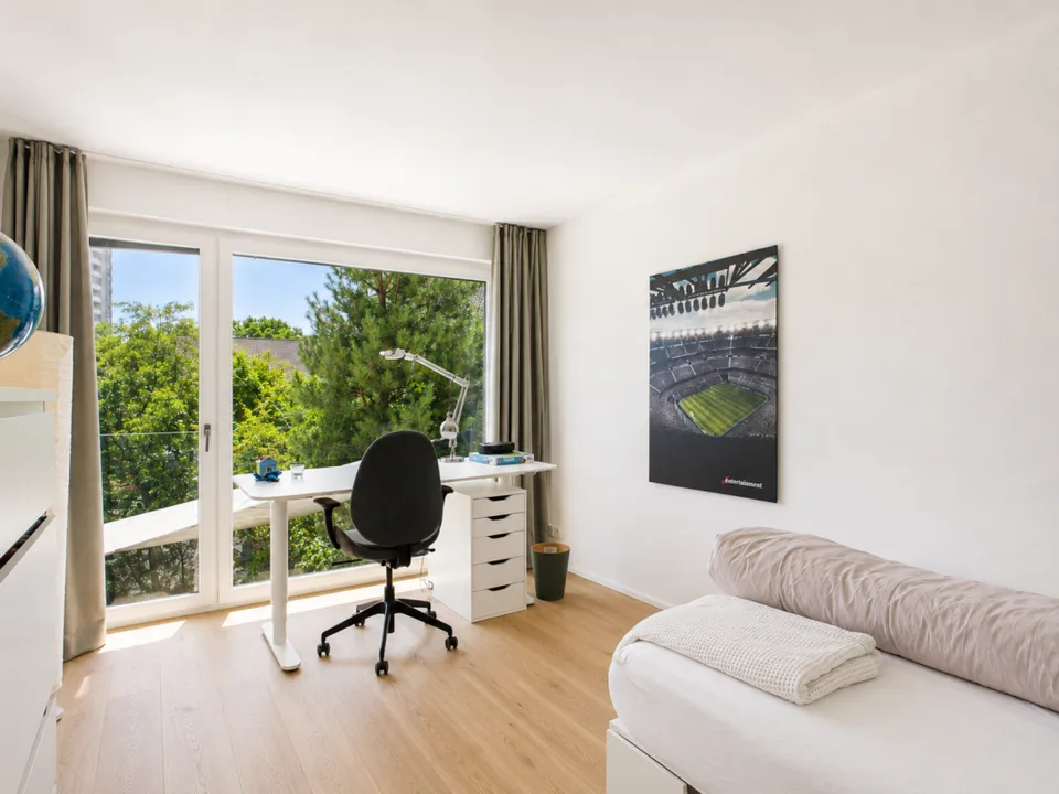 Oasis de jardin ensoleillée avec beaucoup d'espace