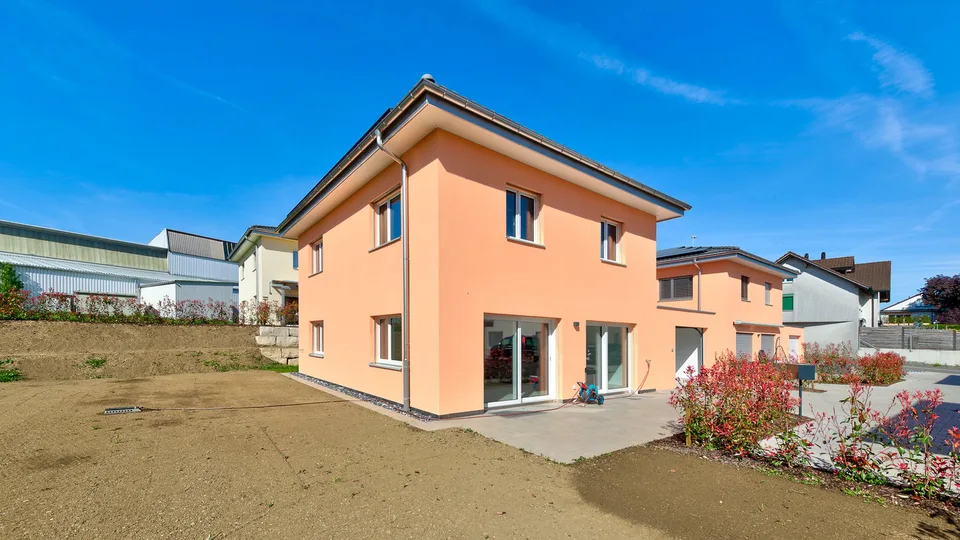 Nouveau bâtiment, quasi autonome en énergie - Maison familiale individuelle de 5½ pièces avec grand jardin