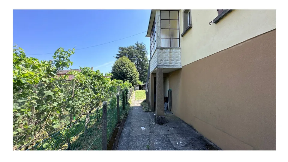 Rancate – Casa bifamiliare con ampio terreno e potenziale edificatorio