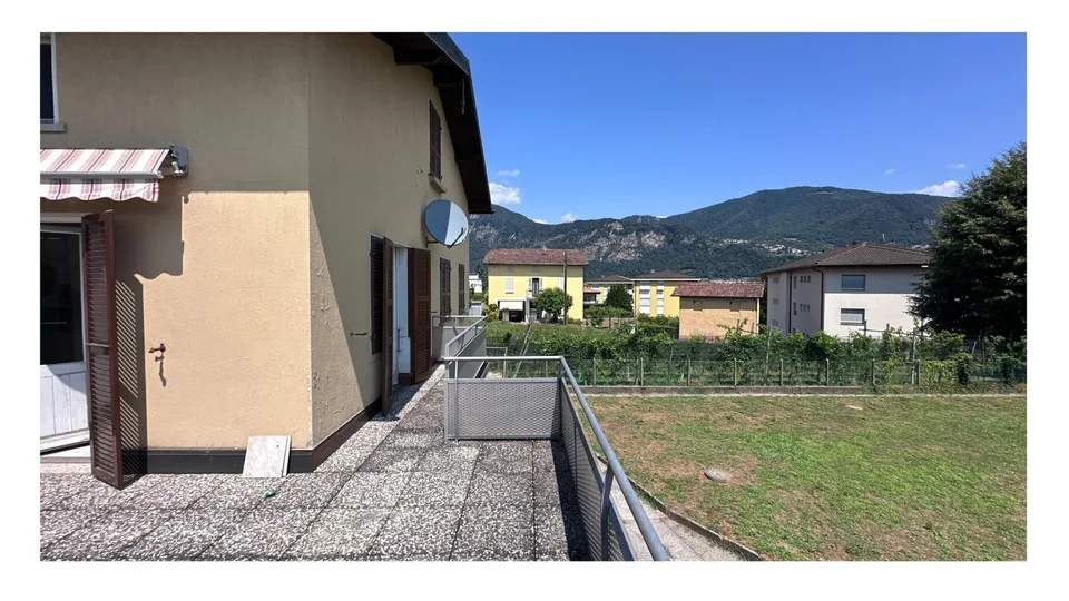 Rancate – Casa bifamiliare con ampio terreno e potenziale edificatorio