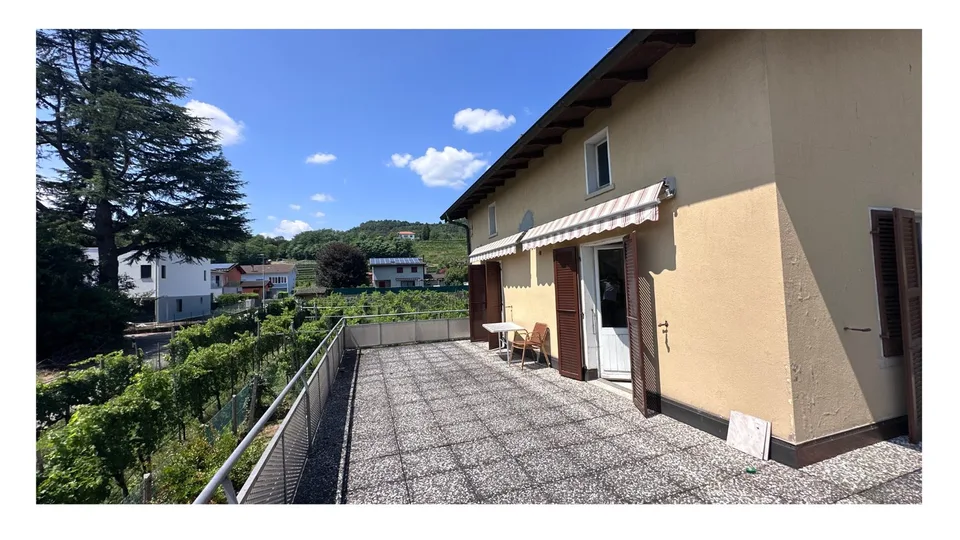 Rancate – Casa bifamiliare con ampio terreno e potenziale edificatorio