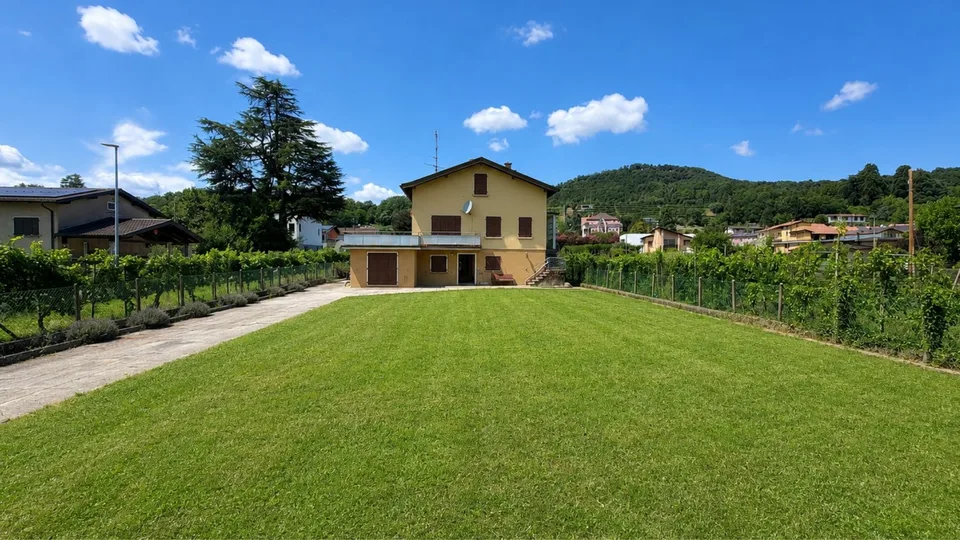 Rancate – Casa bifamiliare con ampio terreno e potenziale edificatorio