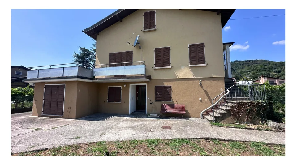 Rancate – Casa bifamiliare con ampio terreno e potenziale edificatorio