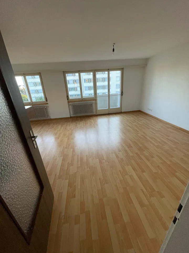 schöne und grosszügige 4 1/5 Zimmer-Wohnung