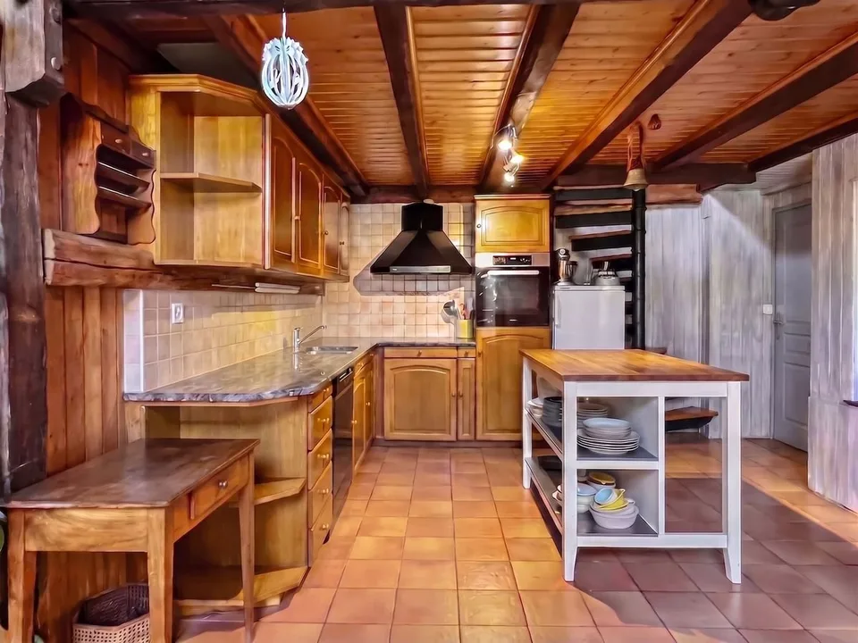 House for sale in Vallée de Joux with 6.5 rooms - 230 m², with 2-room apartment and large garden