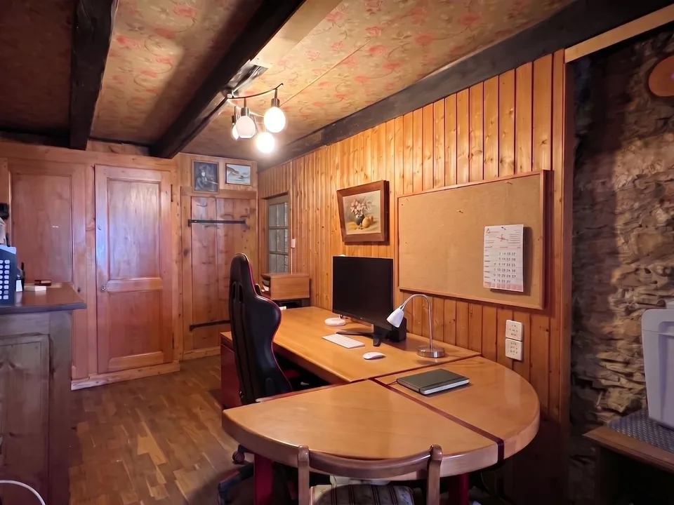 House for sale in Vallée de Joux with 6.5 rooms - 230 m², with 2-room apartment and large garden