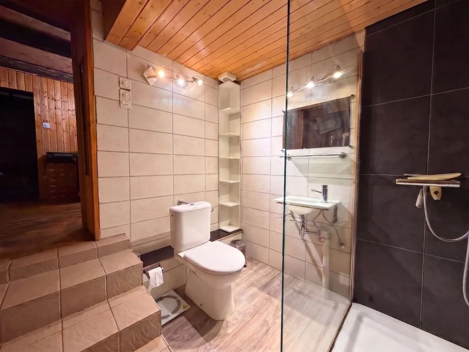 House for sale in Vallée de Joux with 6.5 rooms - 230 m², with 2-room apartment and large garden