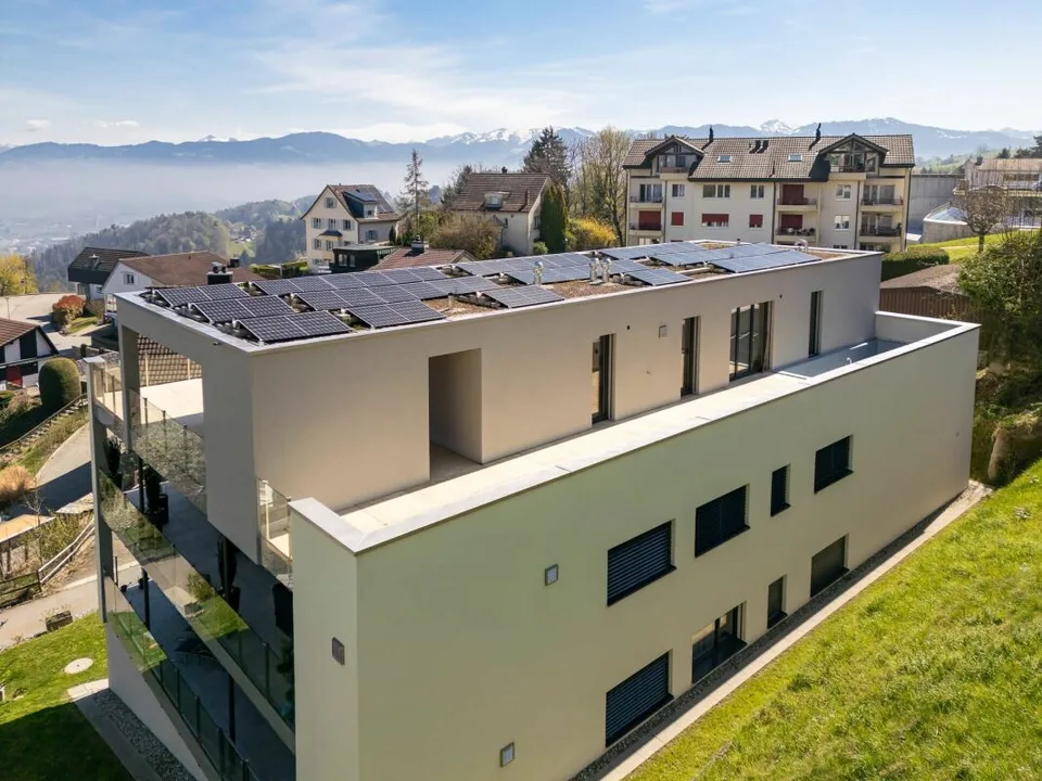 LOGENPLATZ AU-DESSUS DU LAC DE CONSTANCE : ATTIQUE PANORAMIQUE AVEC PISCINE PRIVEE