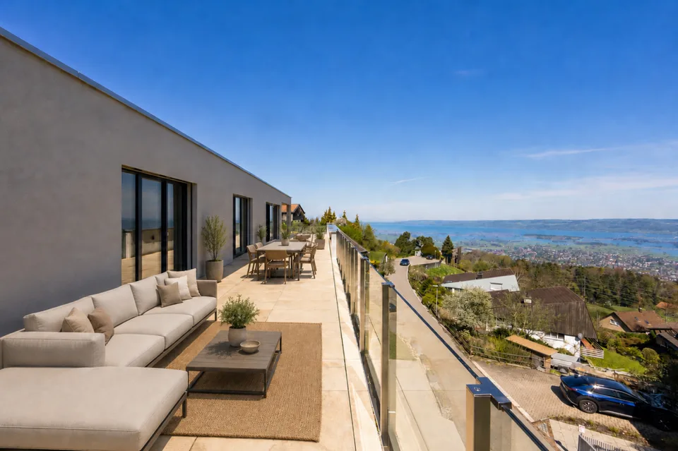 LOGENPLATZ AU-DESSUS DU LAC DE CONSTANCE : ATTIQUE PANORAMIQUE AVEC PISCINE PRIVEE