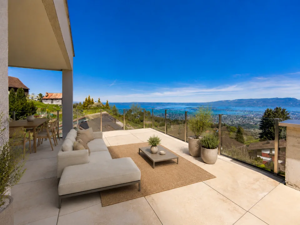 LOGENPLATZ AU-DESSUS DU LAC DE CONSTANCE : ATTIQUE PANORAMIQUE AVEC PISCINE PRIVEE