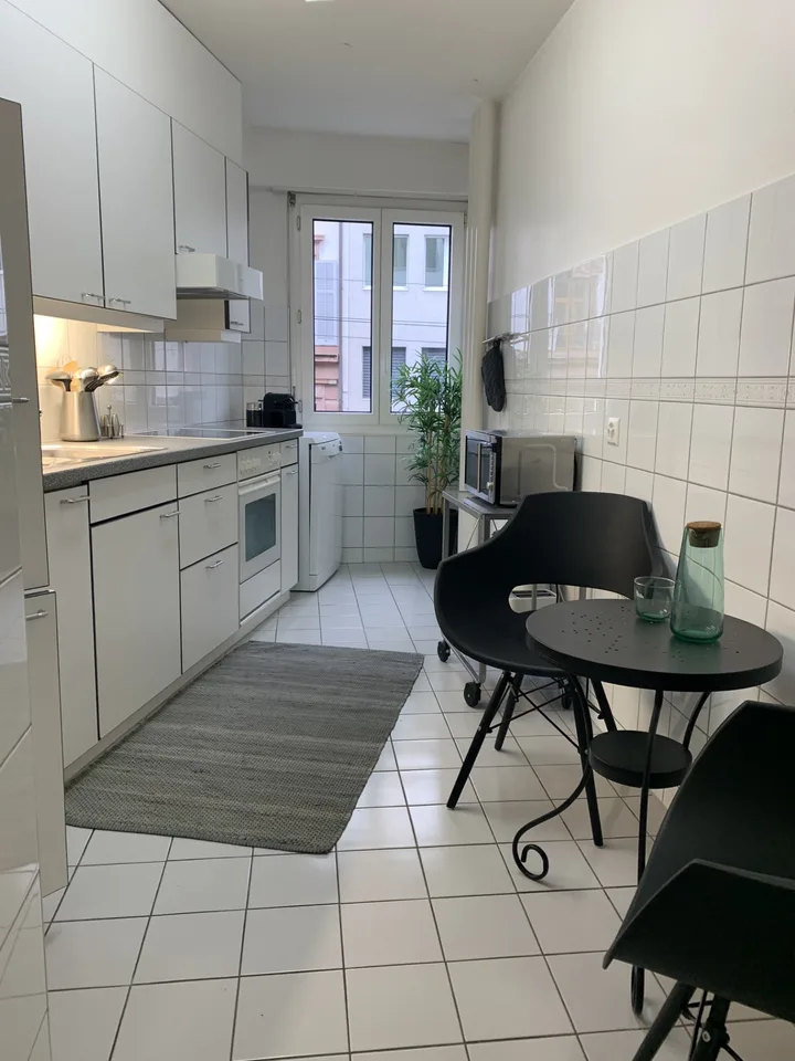City Centre: modern furnished apartment with lift and large balcony