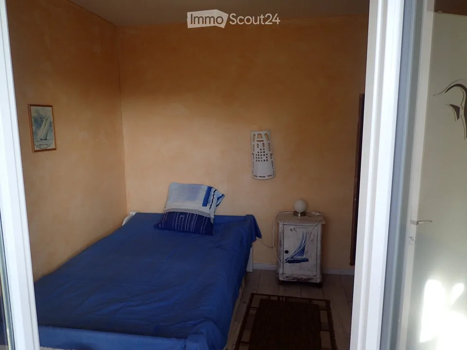 Small room on the ground floor of a family house, by the lake