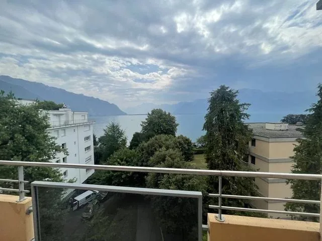 Renovierte 2-Zimmer-Wohnung im 4. Stock mit Blick auf den See
