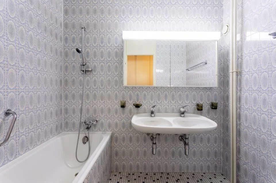 In the heart of a green environment, discover this spacious 4.5-room apartment with a balcony.