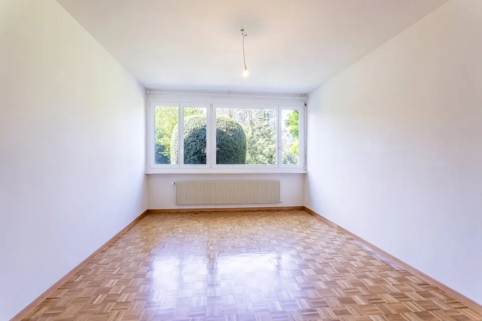 In the heart of a green environment, discover this spacious 4.5-room apartment with a balcony.