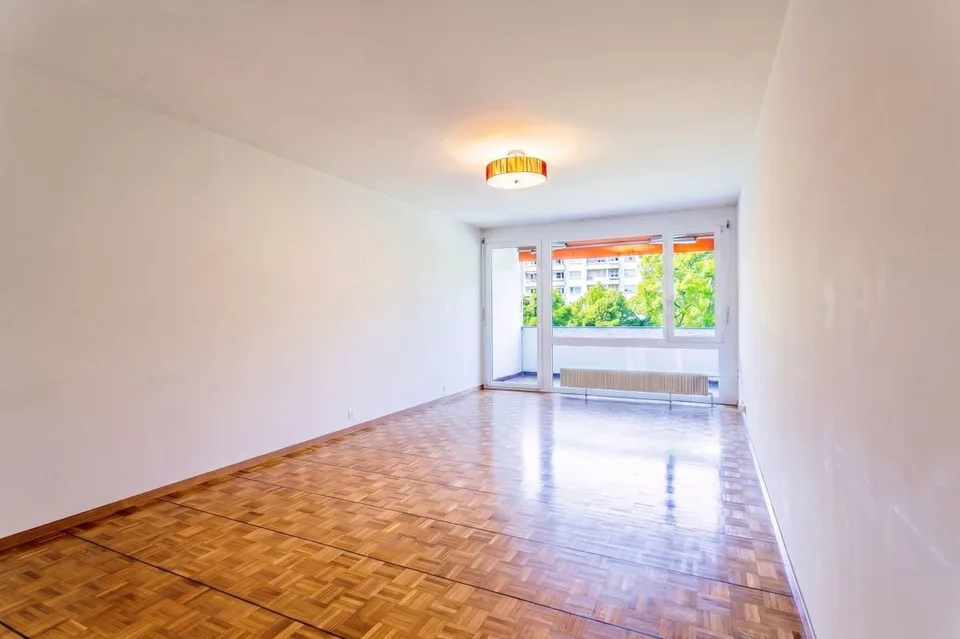 In the heart of a green environment, discover this spacious 4.5-room apartment with a balcony.