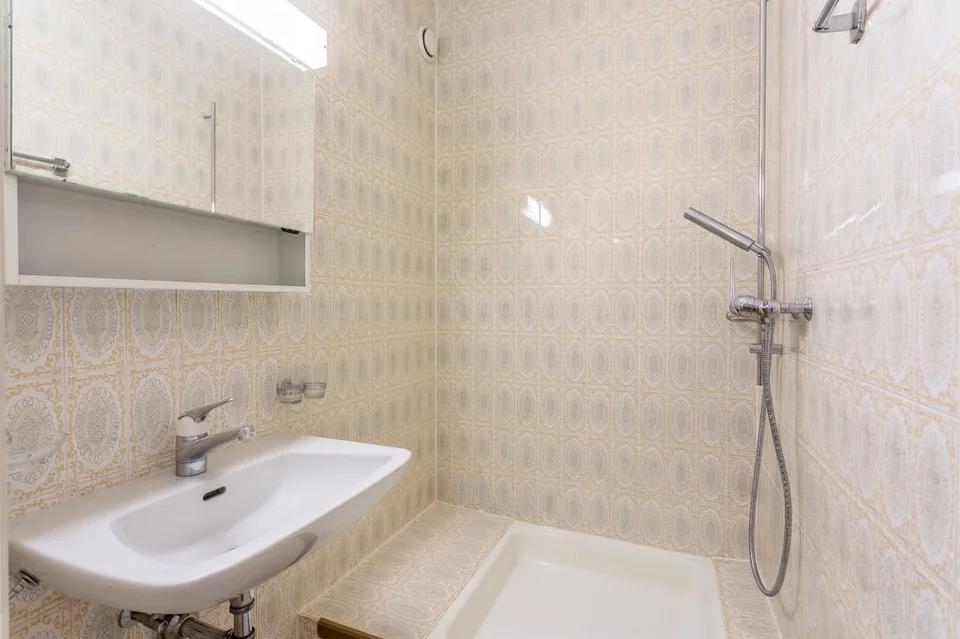 In the heart of a green environment, discover this spacious 4.5-room apartment with a balcony.