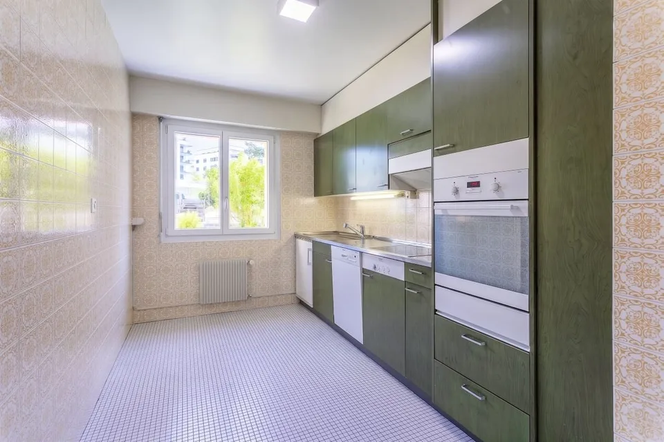 In the heart of a green environment, discover this spacious 4.5-room apartment with a balcony.