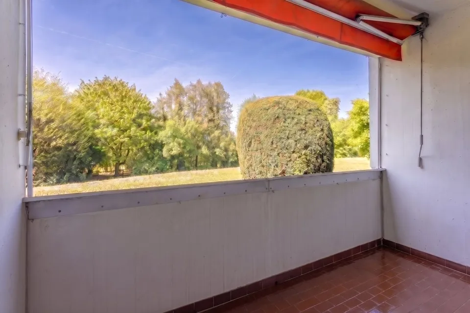 Au coeur d'un environnement verdoyant, découvrez ce spacieux 4,5 pièces avec balcon.
