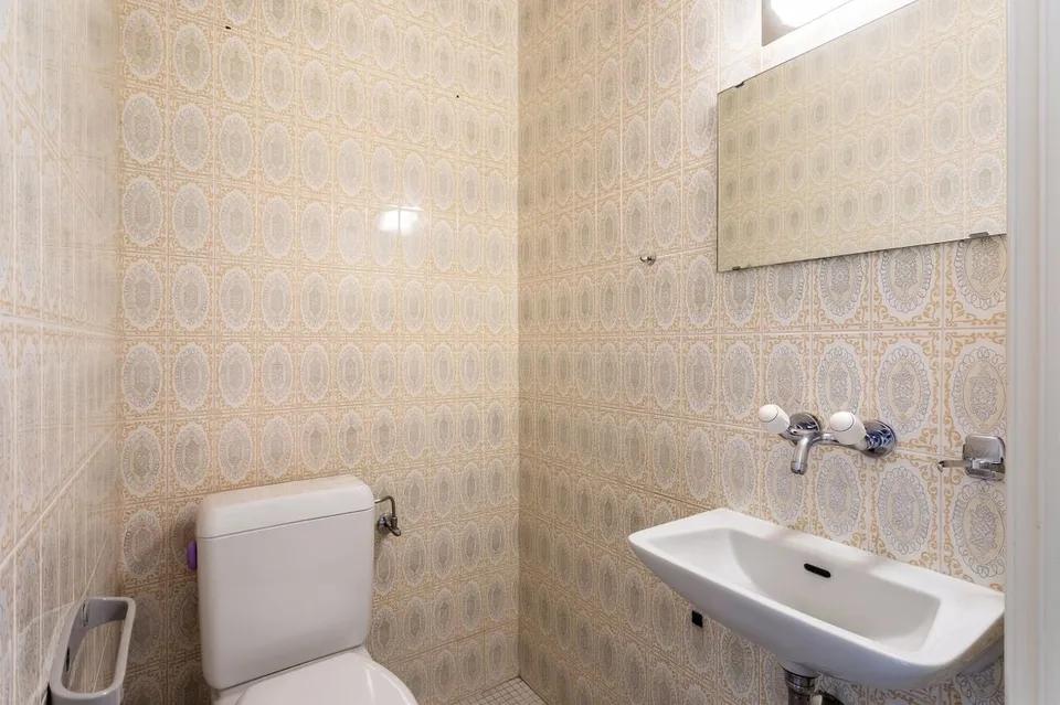 In the heart of a green environment, discover this spacious 4.5-room apartment with a balcony.