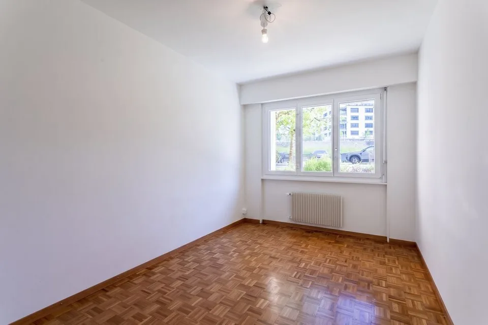 In the heart of a green environment, discover this spacious 4.5-room apartment with a balcony.