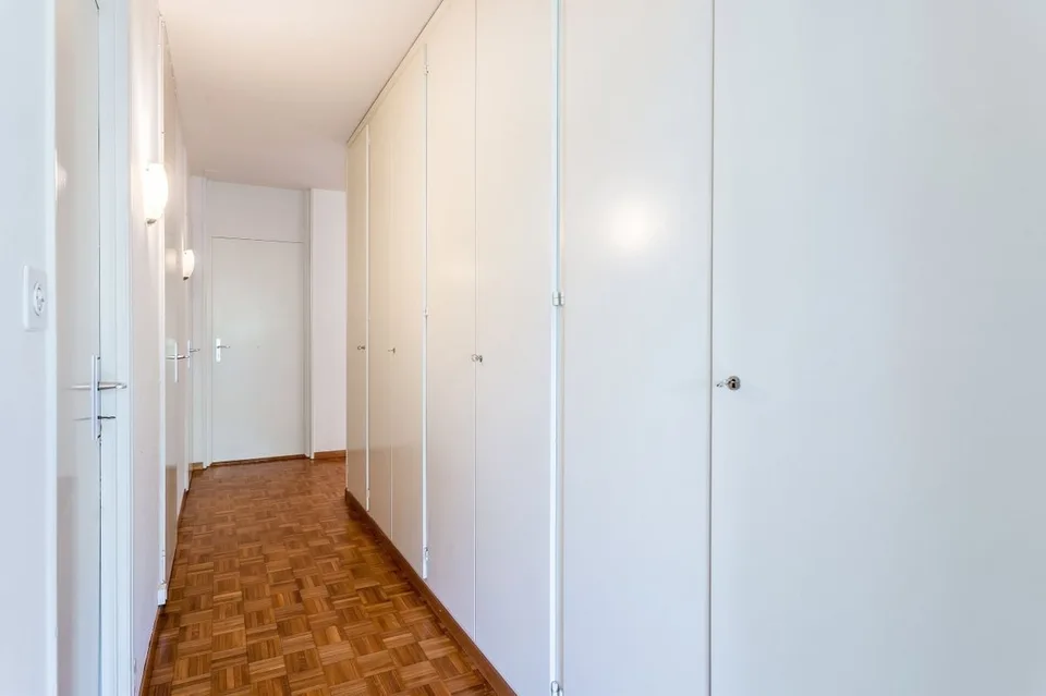 In the heart of a green environment, discover this spacious 4.5-room apartment with a balcony.