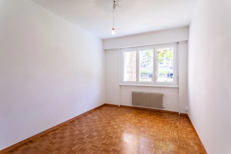 In the heart of a green environment, discover this spacious 4.5-room apartment with a balcony.