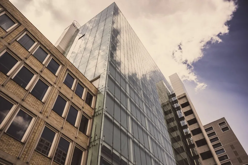 Discover our iconic office high-rise