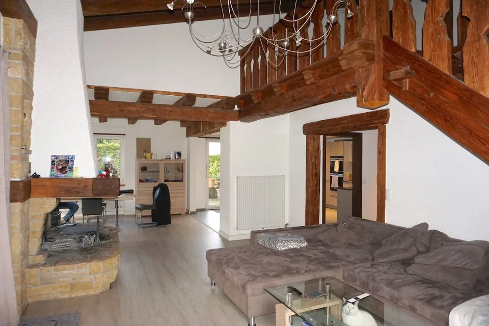 ARI-140 - Gemischt genutztes Gebäude, bestehend aus einem großen 8,5-Zimmer-Haus mit Büros und Werkstätten