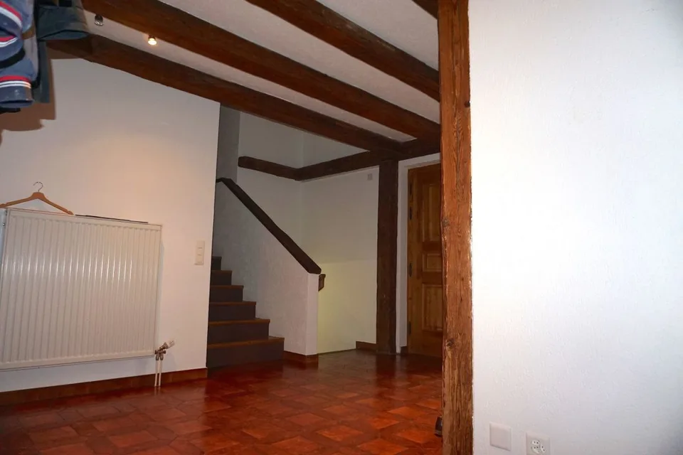 ARI-140 - Gemischt genutztes Gebäude, bestehend aus einem großen 8,5-Zimmer-Haus mit Büros und Werkstätten