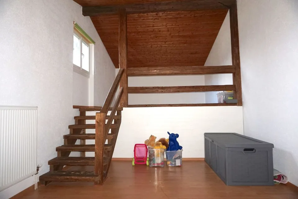 ARI-140 - Gemischt genutztes Gebäude, bestehend aus einem großen 8,5-Zimmer-Haus mit Büros und Werkstätten