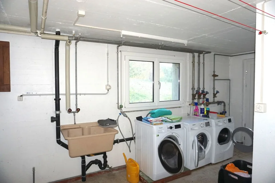 ARI-140 - Gemischt genutztes Gebäude, bestehend aus einem großen 8,5-Zimmer-Haus mit Büros und Werkstätten