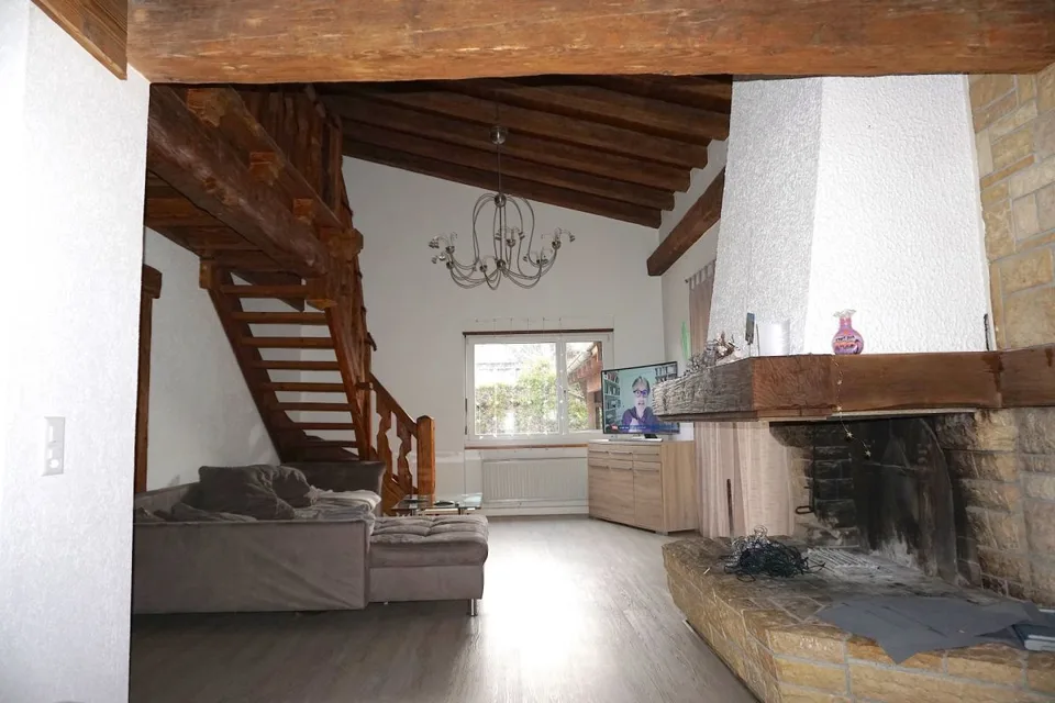 ARI-140 - Gemischt genutztes Gebäude, bestehend aus einem großen 8,5-Zimmer-Haus mit Büros und Werkstätten