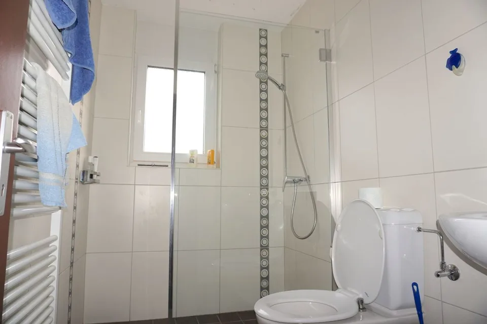 ARI-140 - Gemischt genutztes Gebäude, bestehend aus einem großen 8,5-Zimmer-Haus mit Büros und Werkstätten